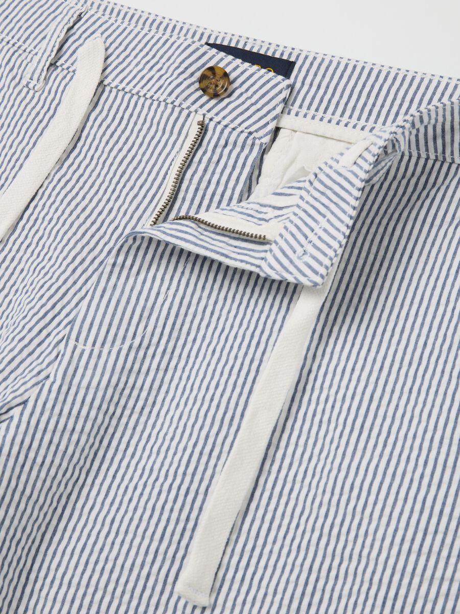 Seersucker chino trousers with white and blue stripes_5