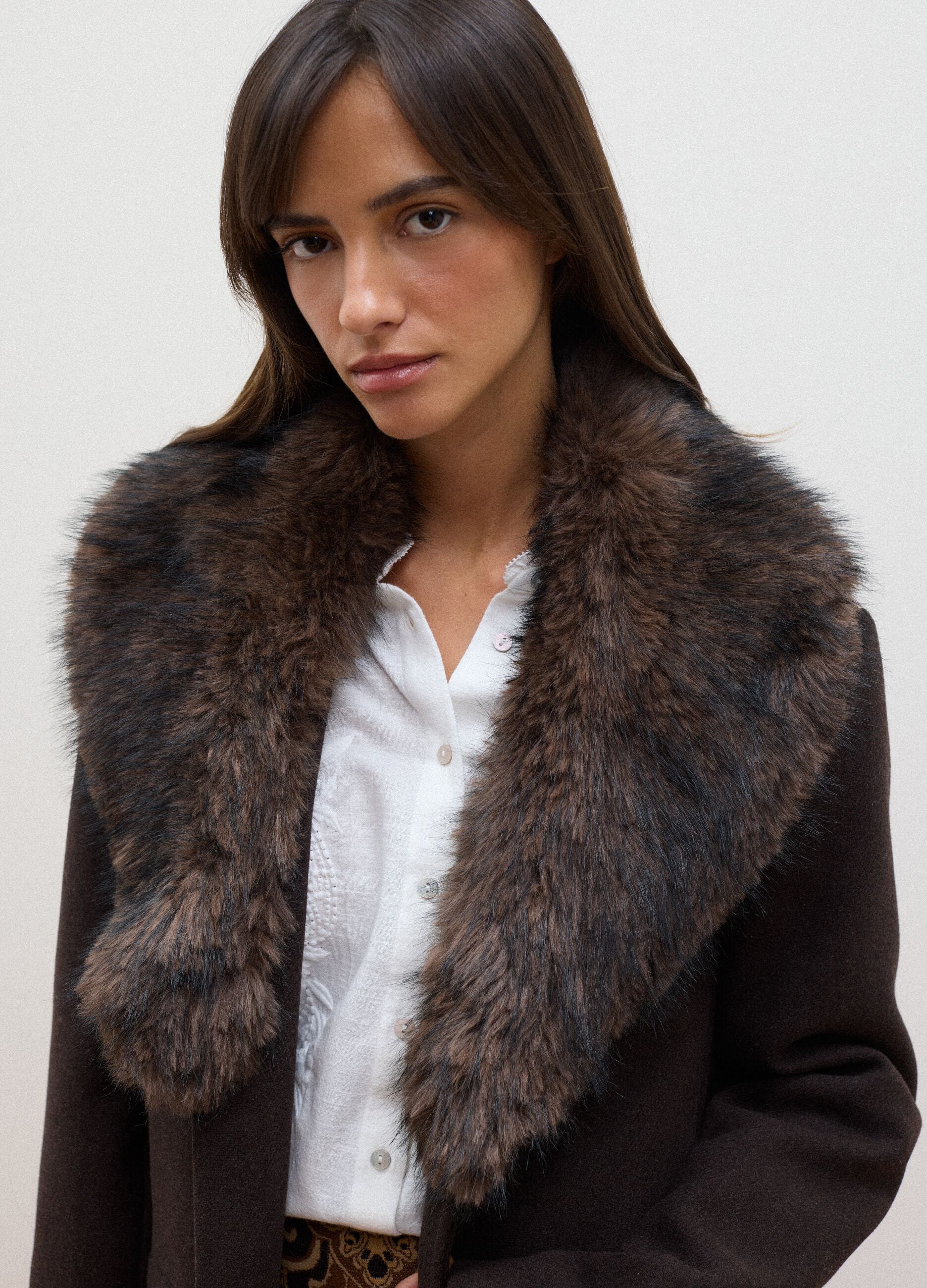 Cappotto marrone lungo in misto lana e viscosa con colletto a contrasto