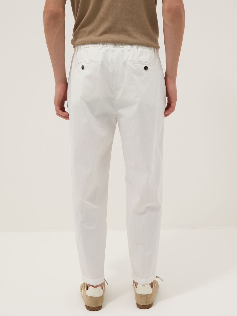 Pantaloni chino bianchi in cotone elasticizzato carrot fit_2