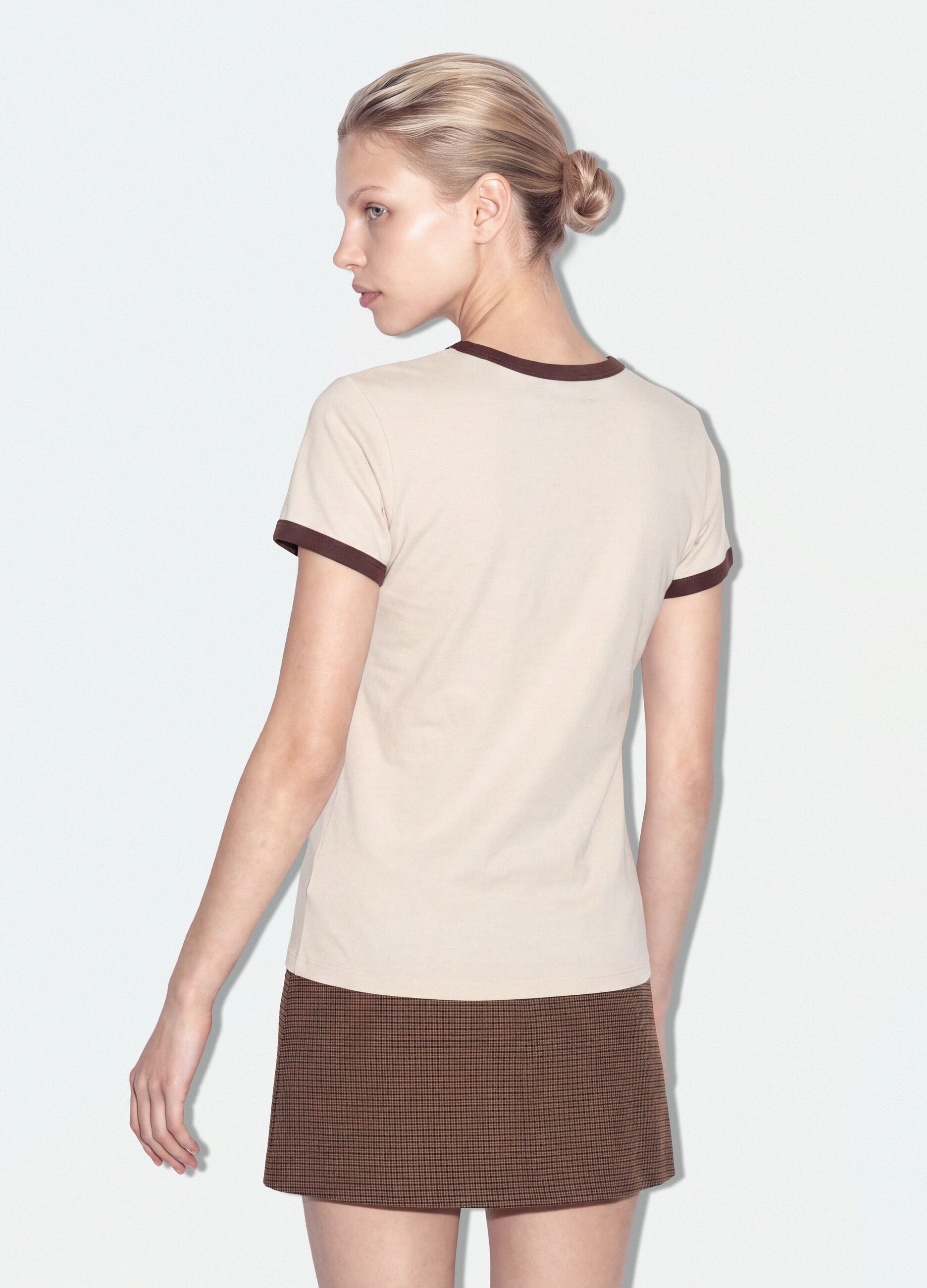 Beige fitted stretch cotton T-shirt with contrast trims