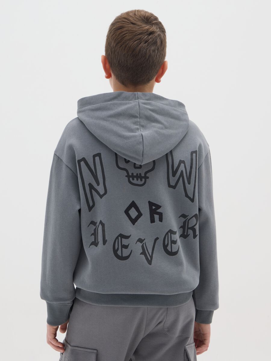 Felpa grigia con cappuccio da ragazzo in puro cotone_1