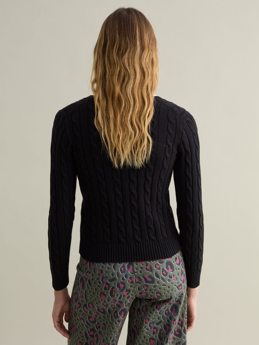 Cable-knit pullover with V neck_2