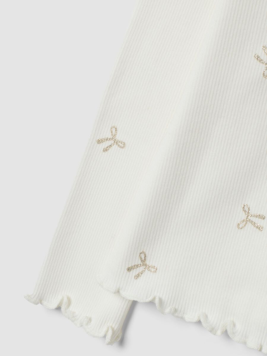 T-shirt bianca in cotone elasticizzato con fiocchi glitter_3