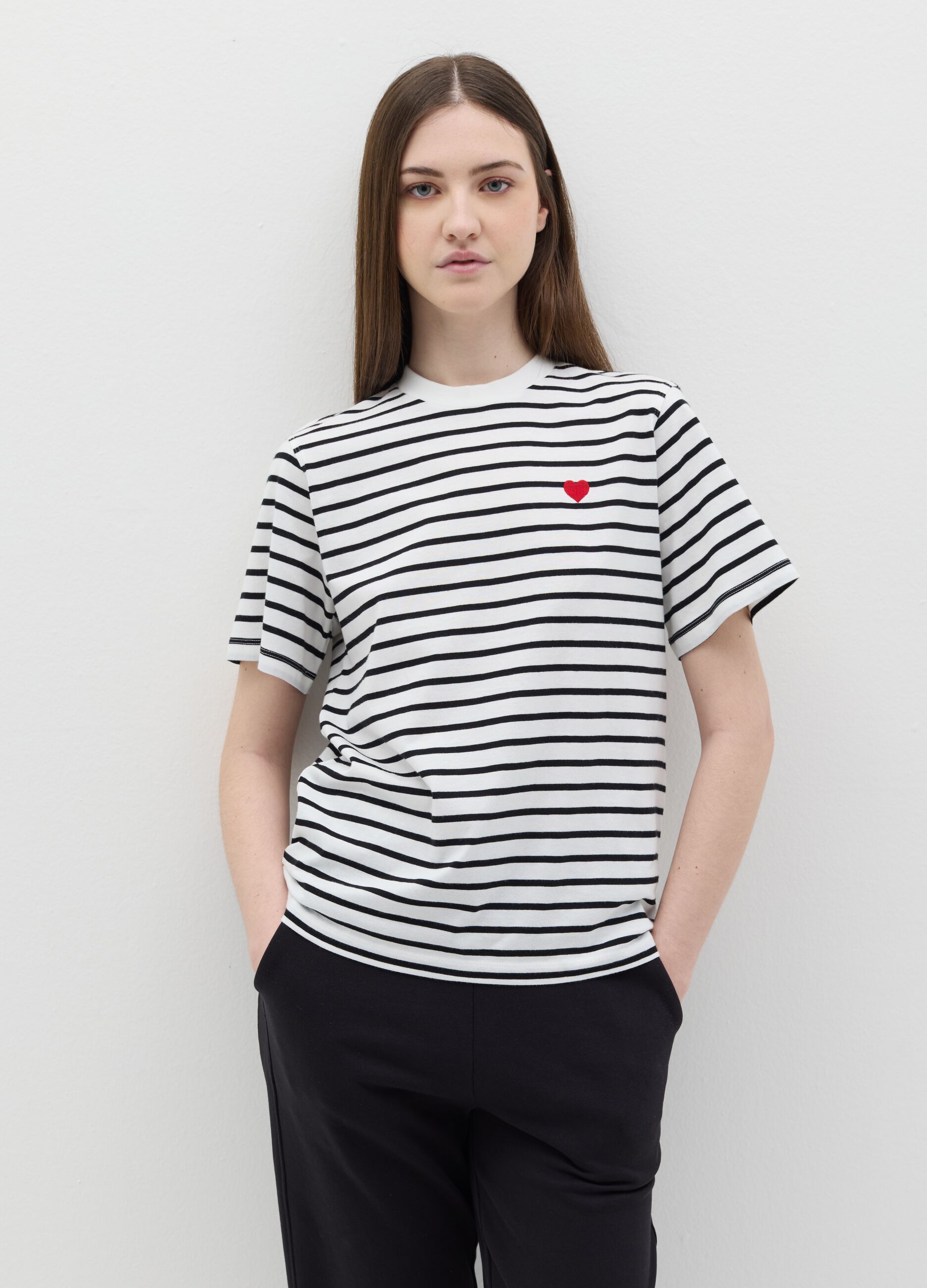 T-shirt in cotone con ricamo