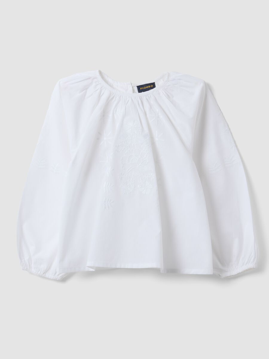Blusa bianca in puro cotone con ricami e scollo arricciato per bambina_0