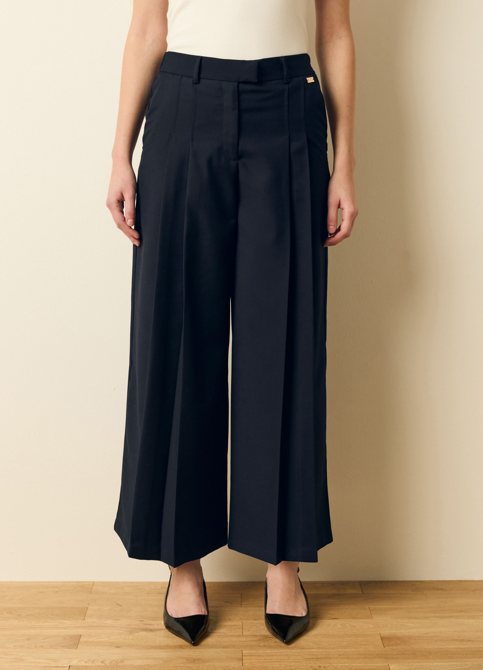 Pantalone cropped a gamba larga con pinces