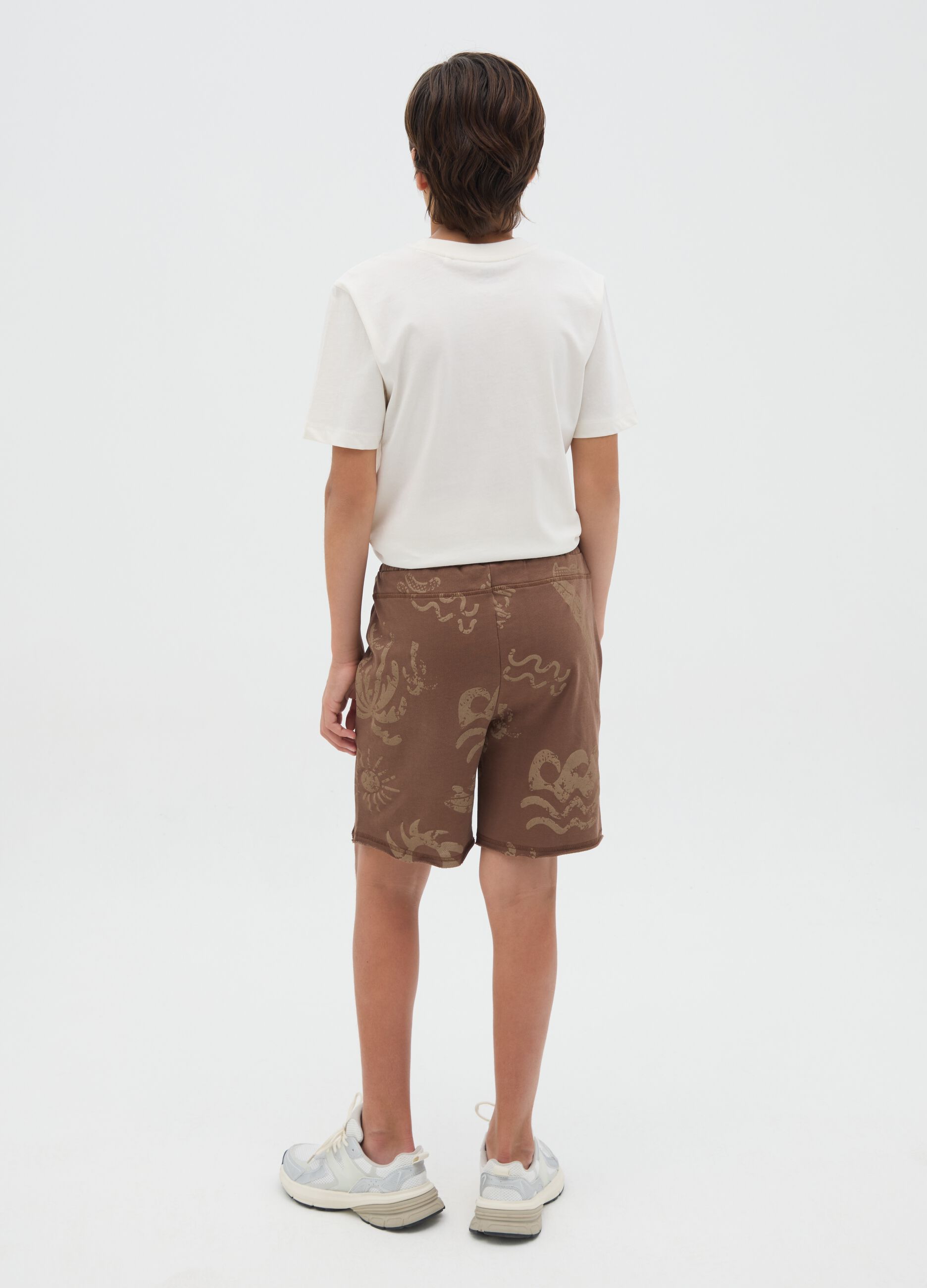 Brown boys' cotton shorts with regular fit print