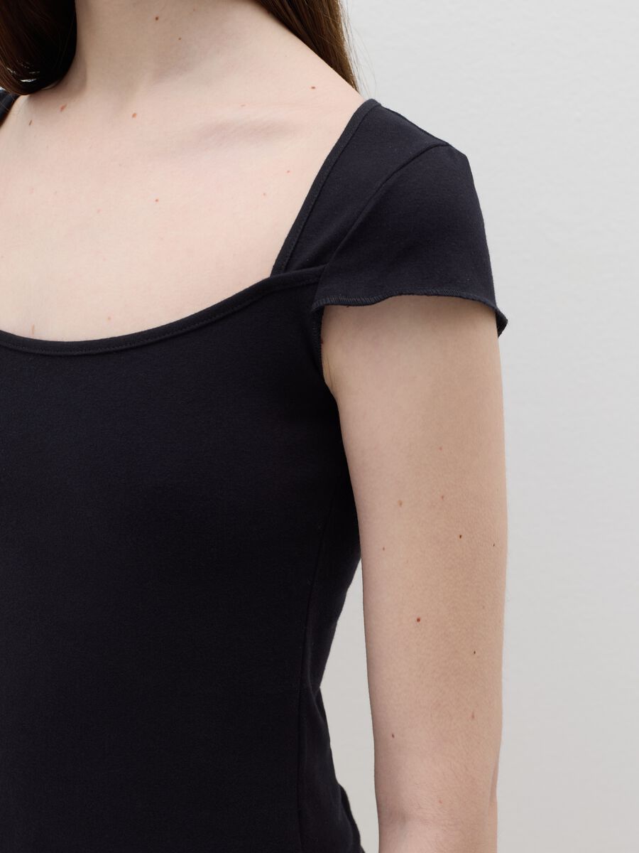 Women’s fitted black T-shirt in stretch cotton with square neckline_2