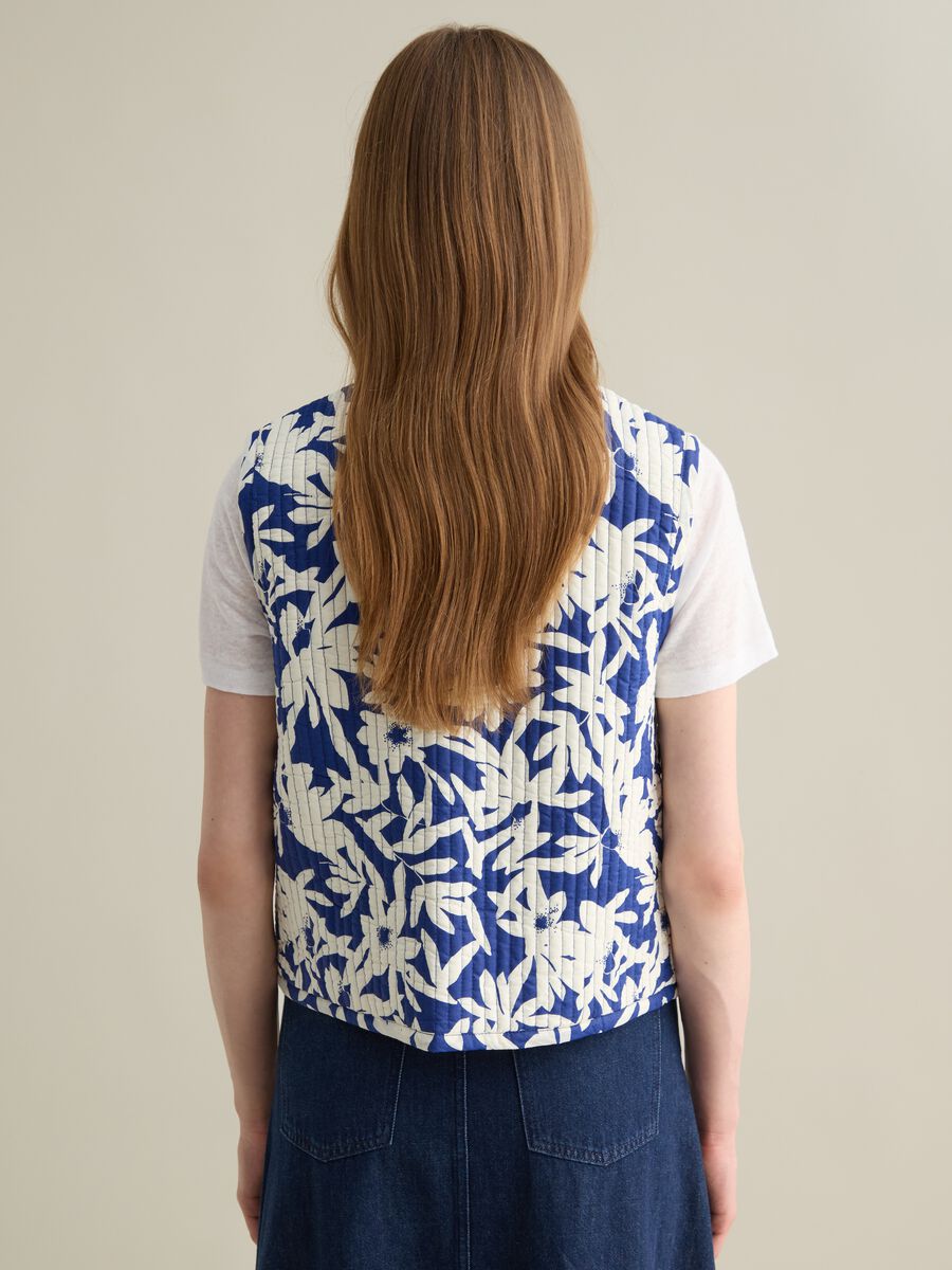 Blue and white floral patterned cotton gilet_3