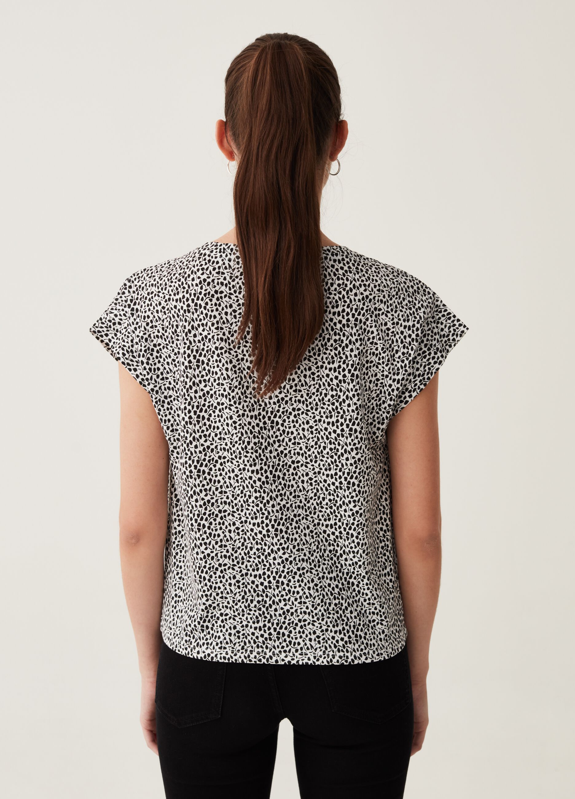 T-shirt maniche a kimono e stampa all-over