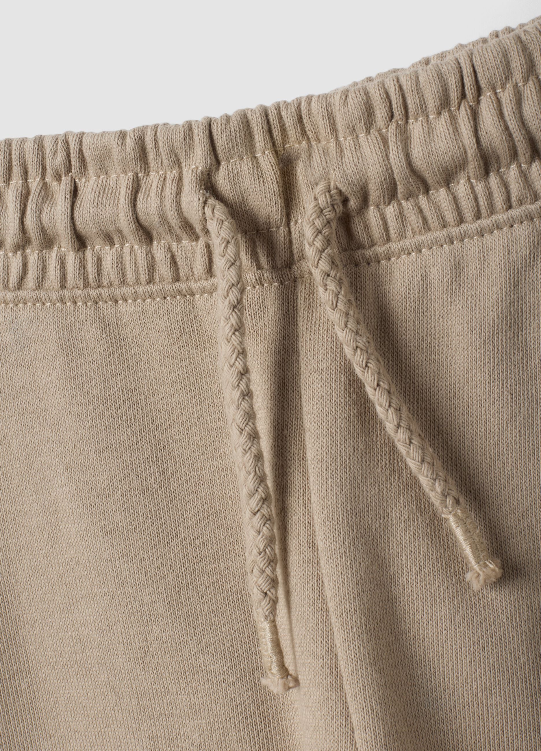 Pantaloni jogger beige in puro cotone con stampa cagnolino per bimbo