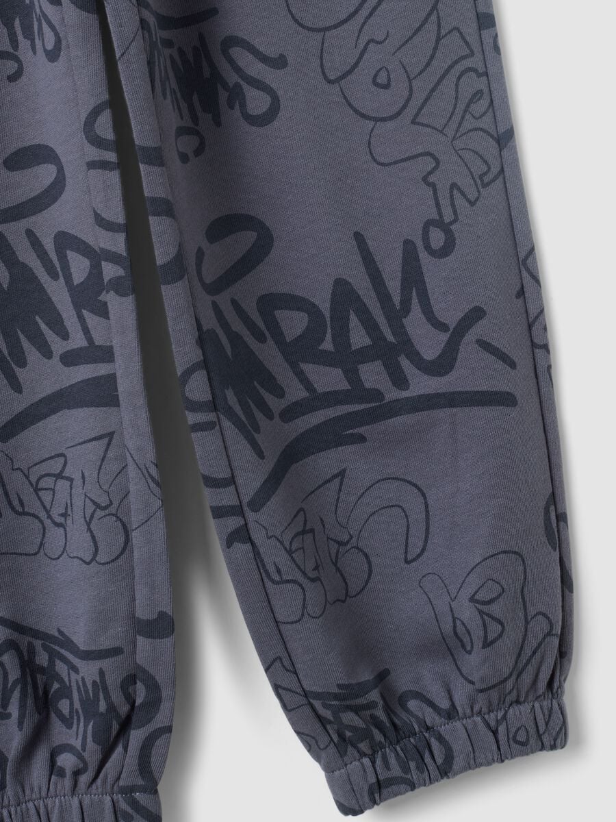Grey oversized cotton jogger trousers with all-over print for boys_3