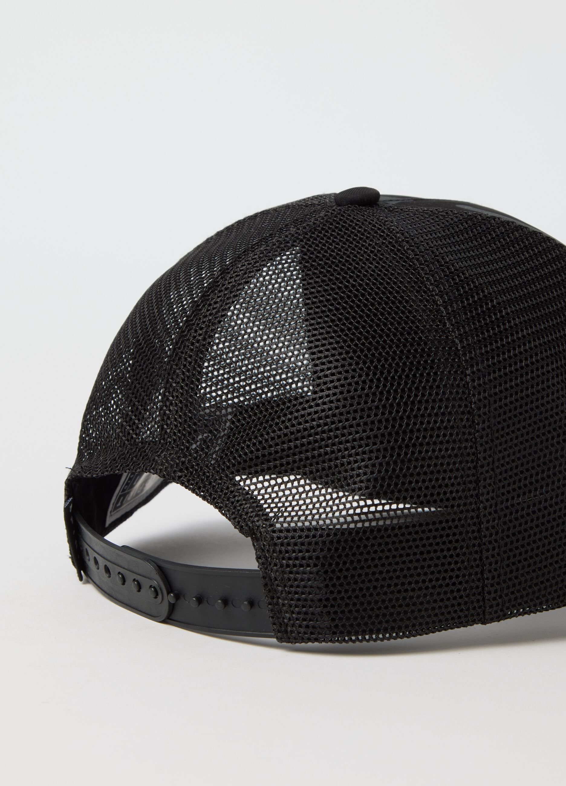 Black camouflage baseball cap with logo print