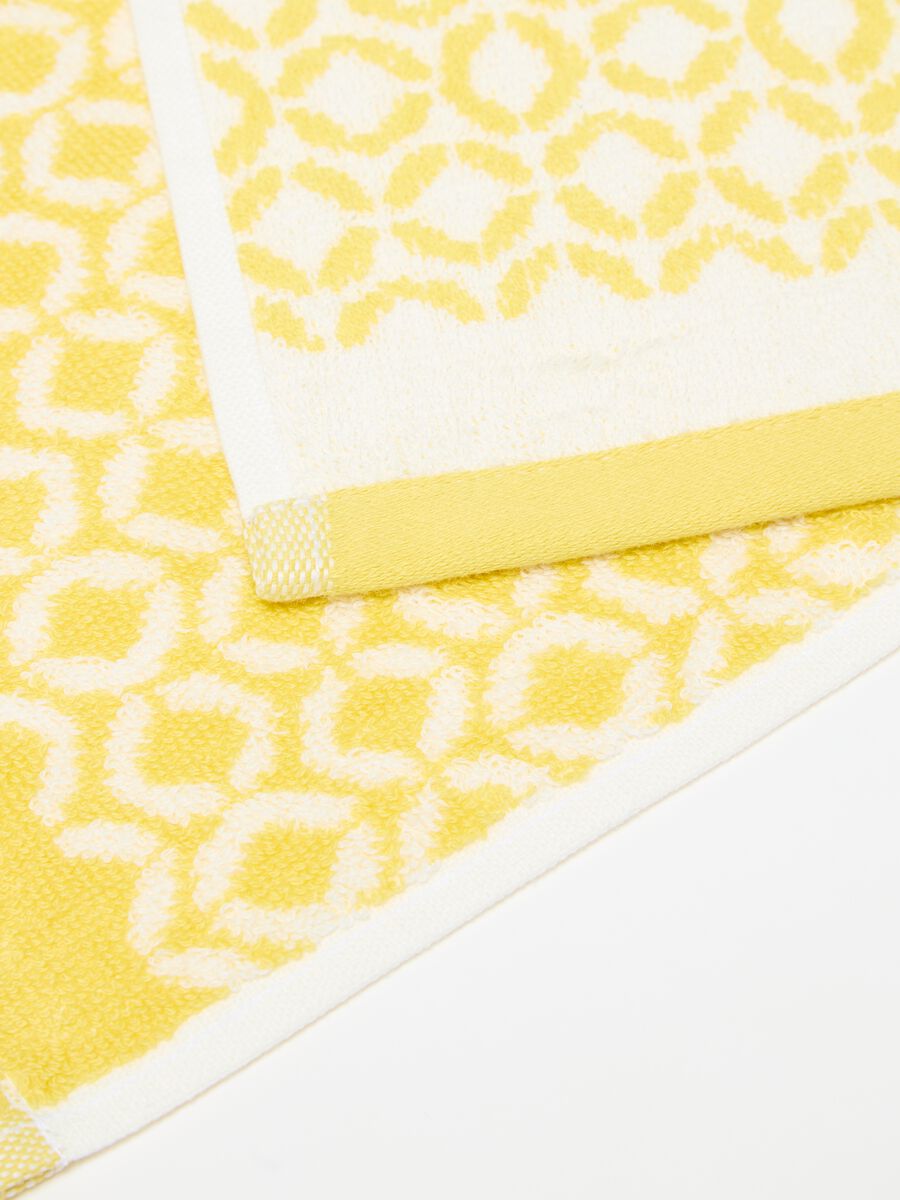 Guest towel with dots pattern_2