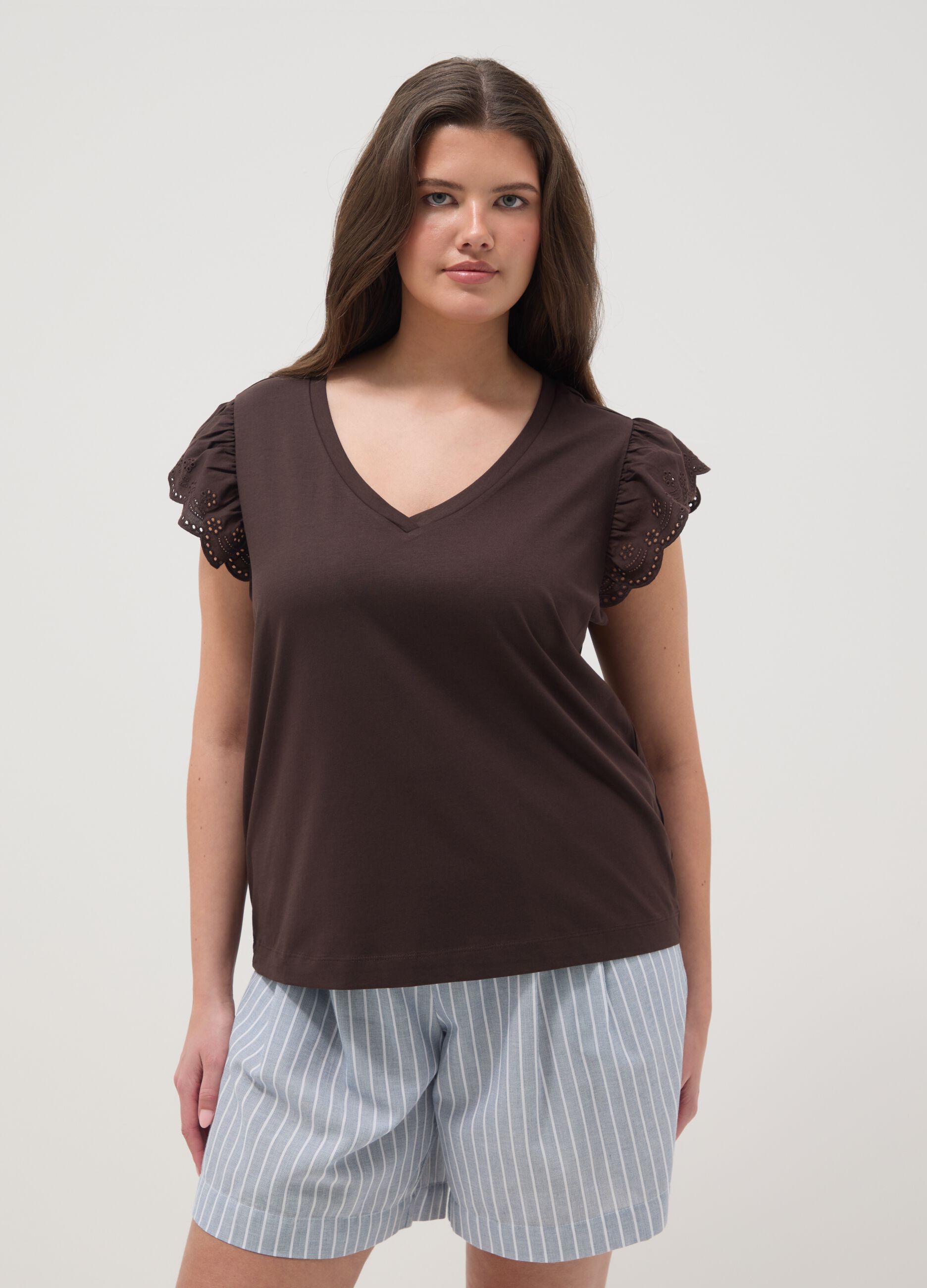 T-shirt marrone in cotone elasticizzato con maniche volant regular fit