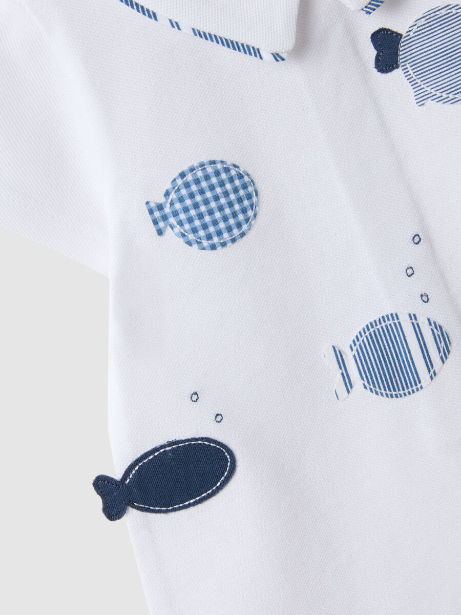 Pagliaccetto in puro cotone bianco da neonato con ricami pesci_3