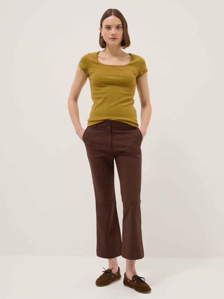 T-shirt fitted in cotone elasticizzato verde con scollo quadrato_2