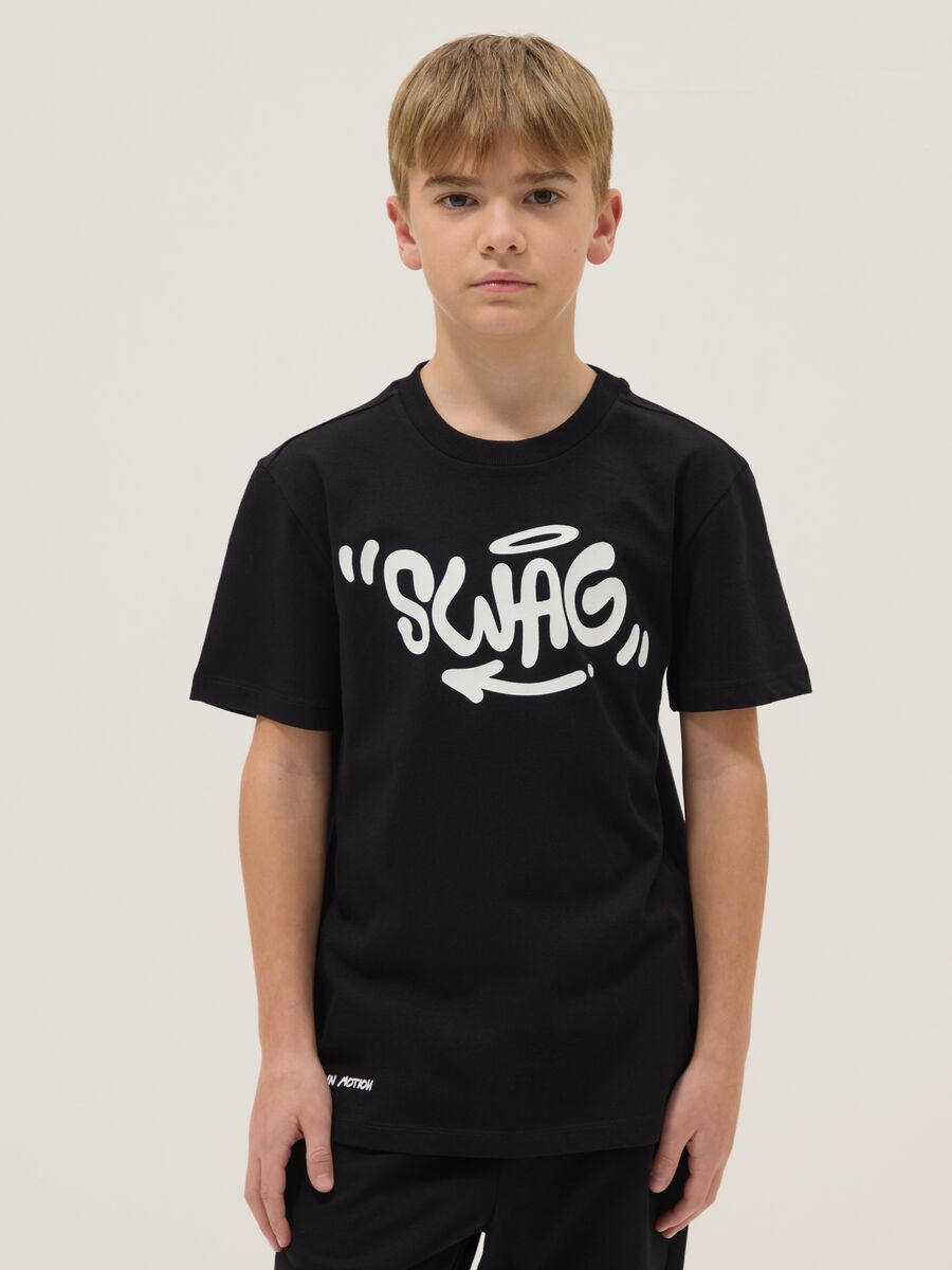 T-shirt in puro cotone nera da ragazzo regular fit con scritta Swag_0