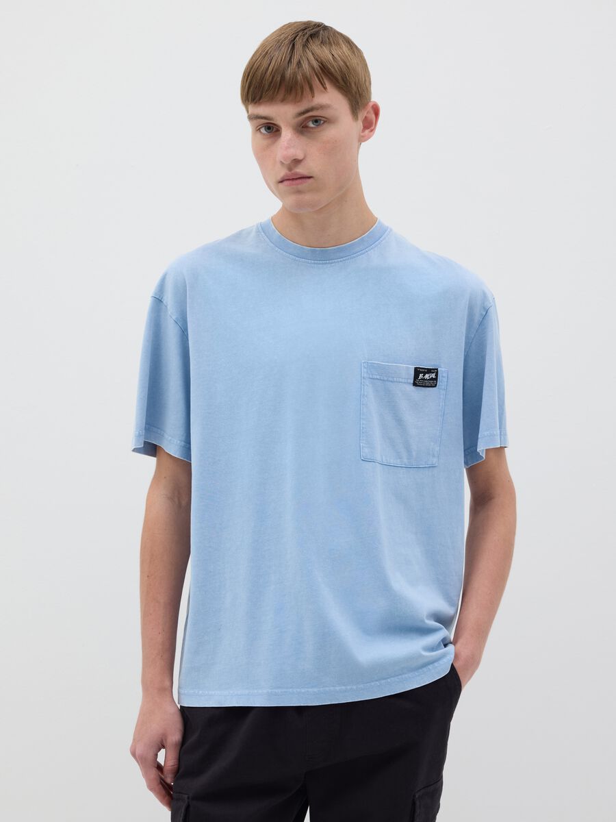 T-shirt in cotone con tasca_0