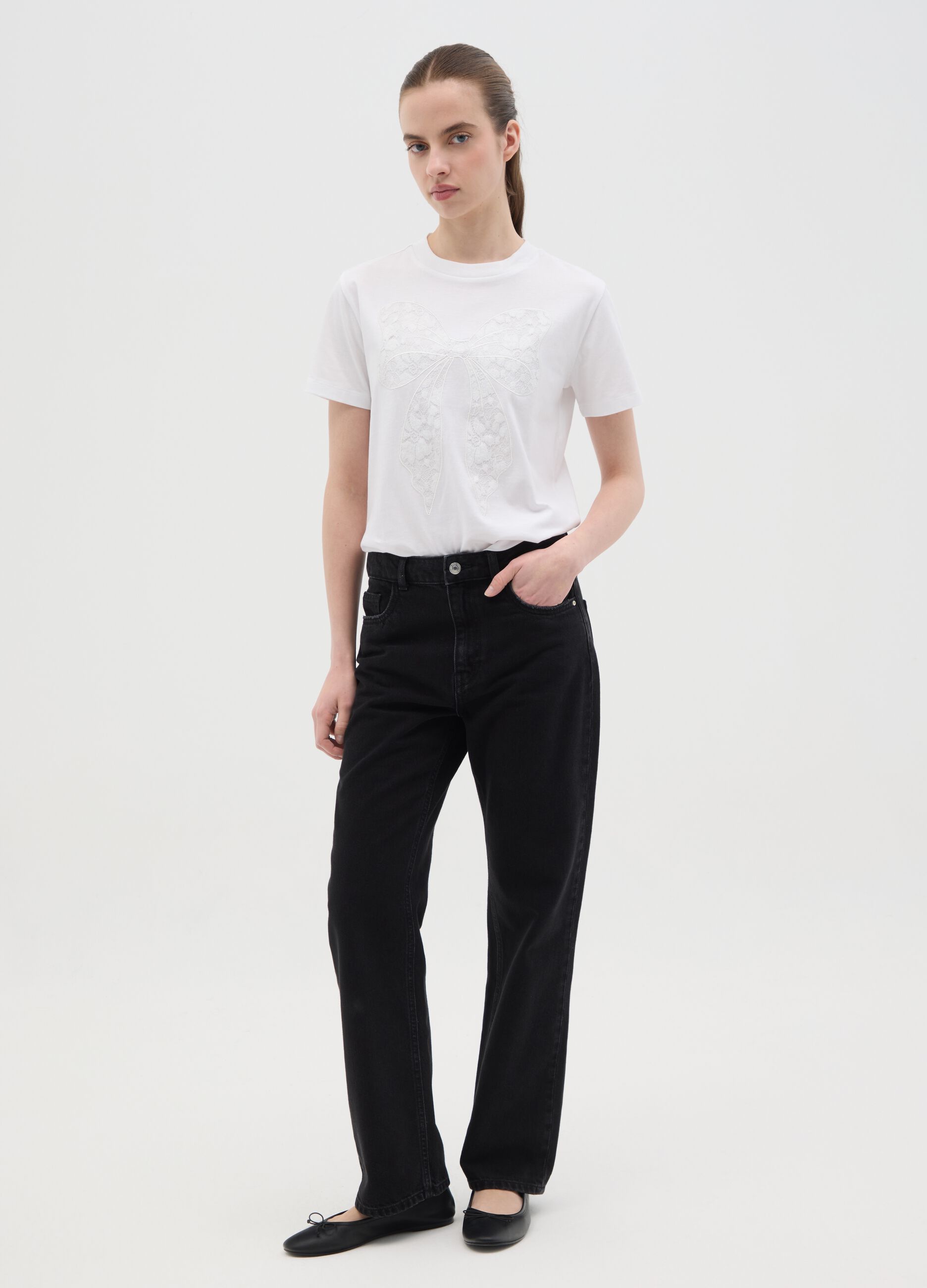 White T-shirt in cotton with lace bow