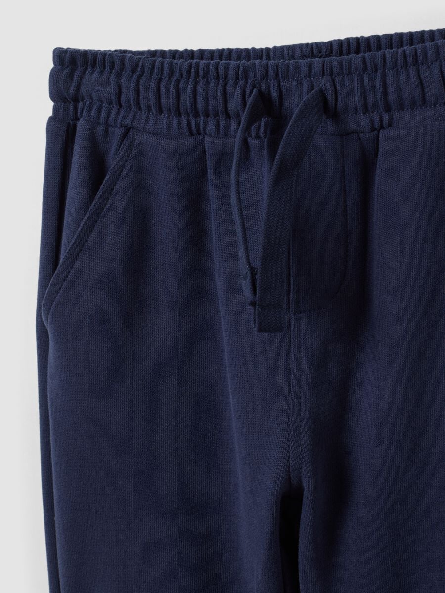 Pantaloni jogger blu in puro cotone organico con stampa Mickey per bimbo_2