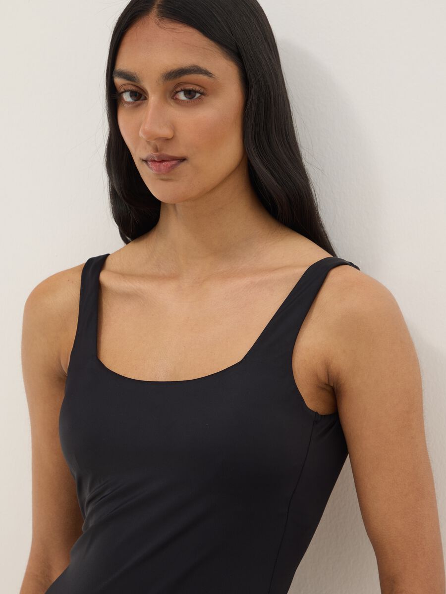 Costume da bagno intero elasticizzato nero con imbottiture_3