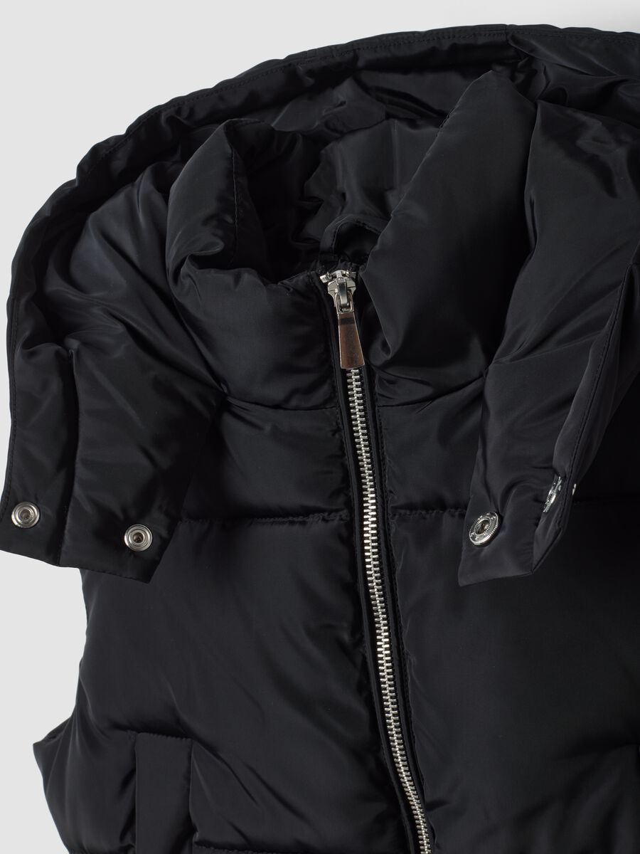 Gilet nero imbottito con cappuccio e zip_1