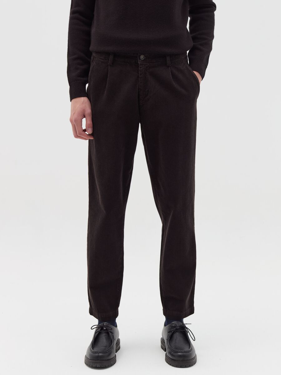 Chino trousers in corduroy with darts_0