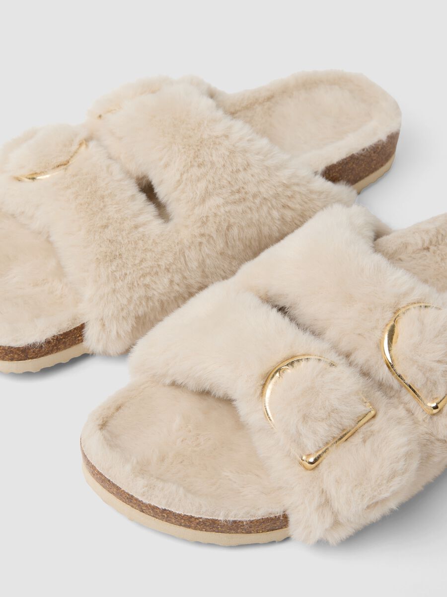 Beige open-toe slippers with crossed straps and buckle_2