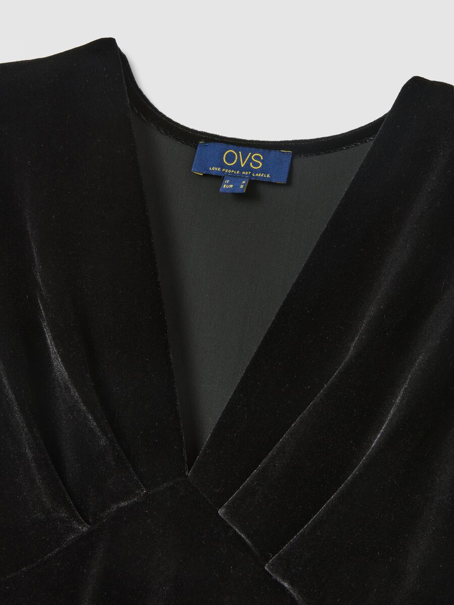 Long black dress with deep V-neck and regular fit long sleeves_5