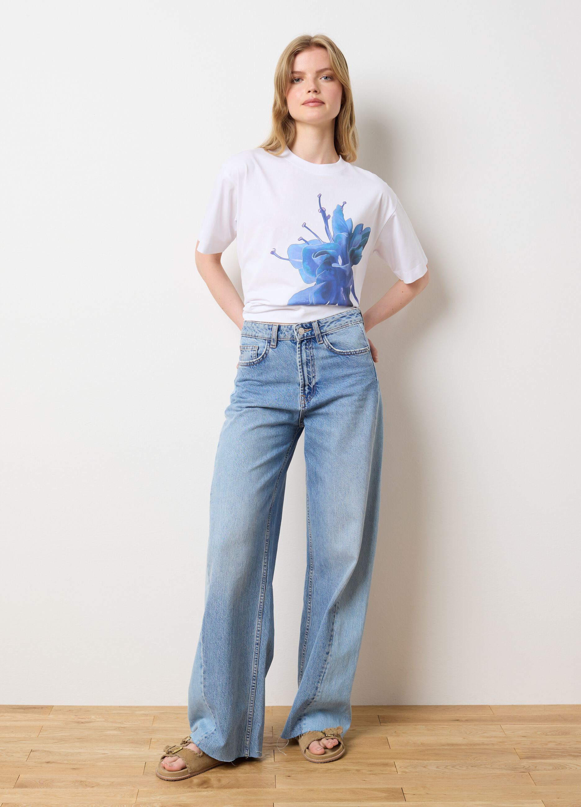 White cotton crew neck T-shirt with blue flower