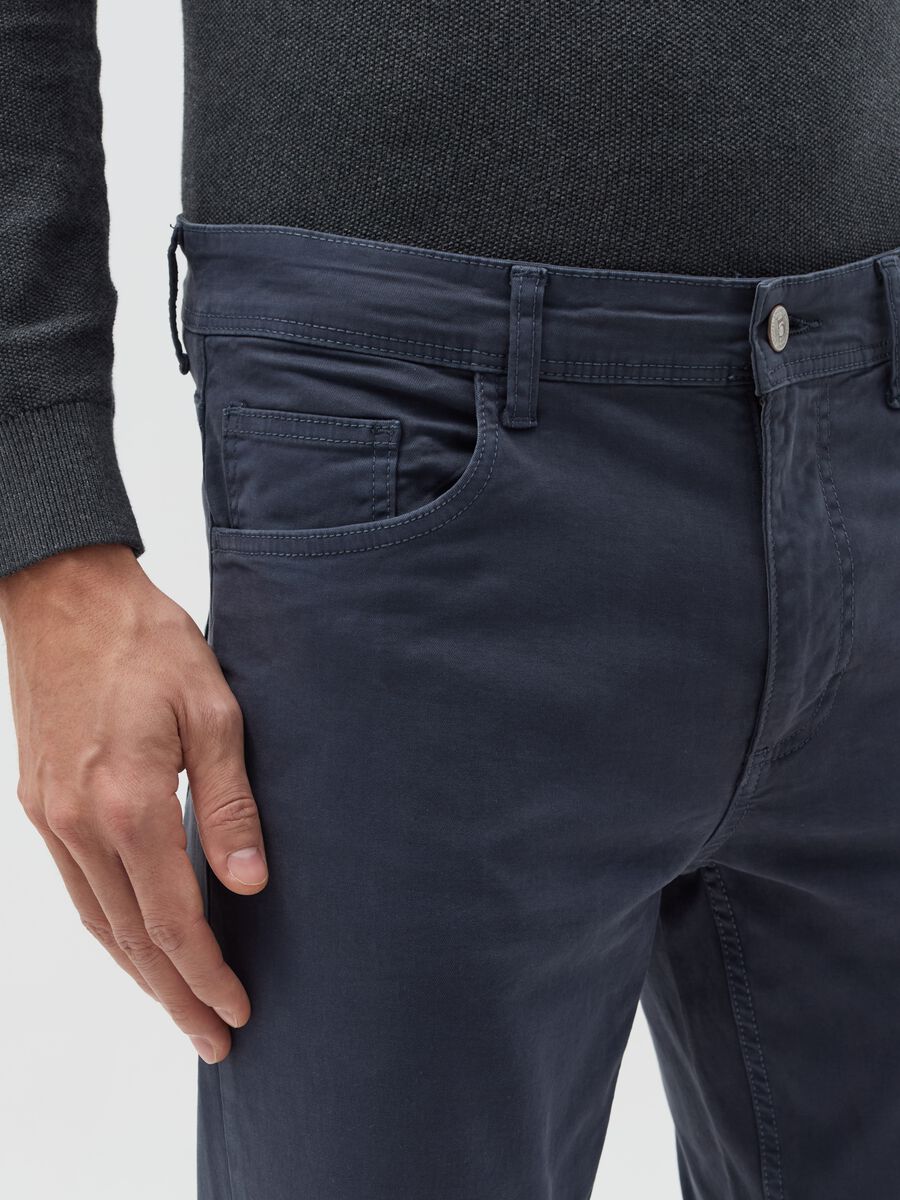 Skinny-fit trousers with five pockets_2