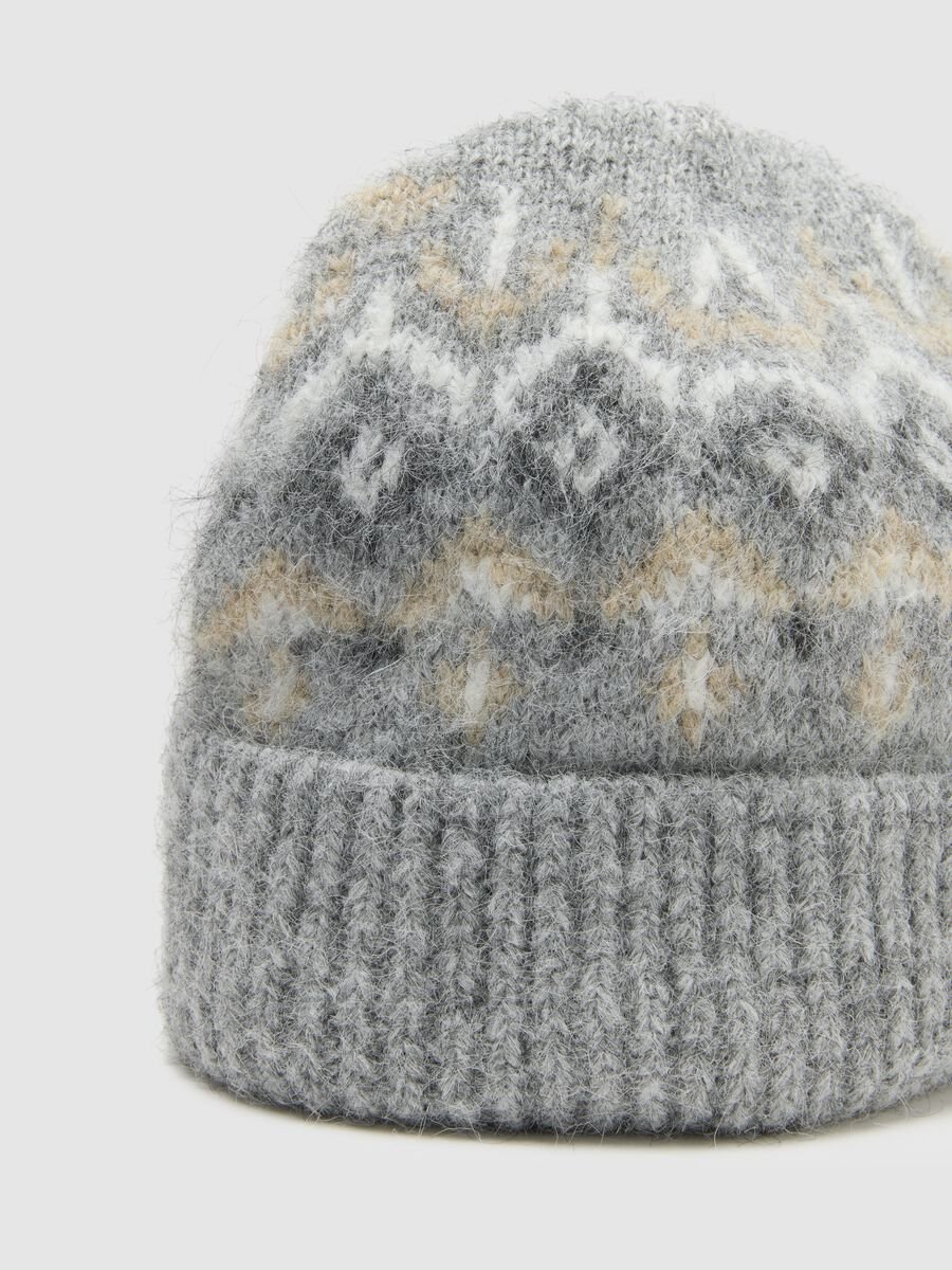 Grey Hat with Jacquard Pattern_2