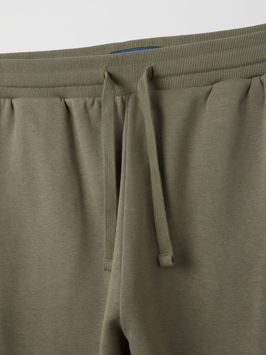 Pantaloni in misto cotone verdi con tasche cargo_1