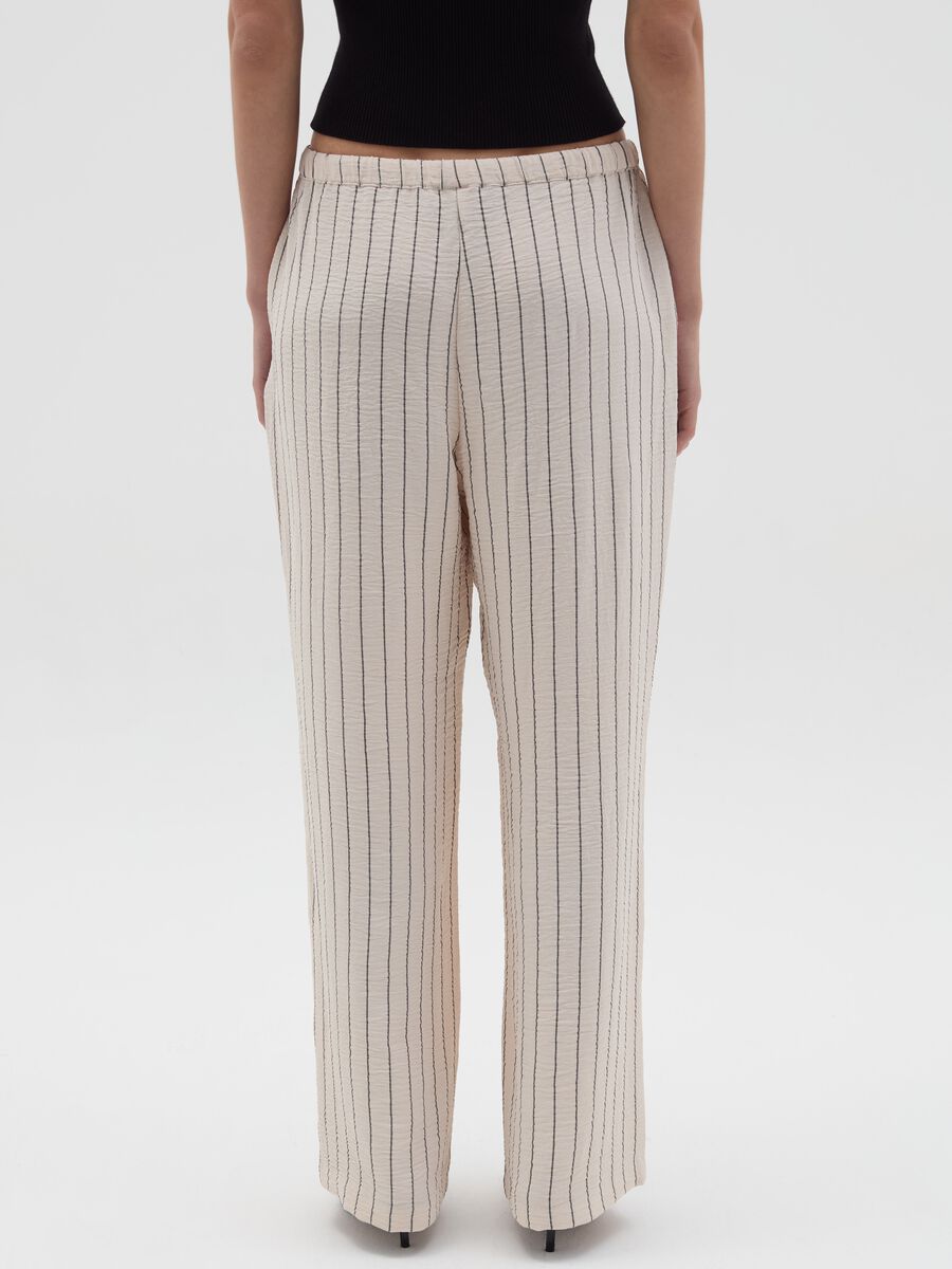 Crinkle-effect fluid trousers_3