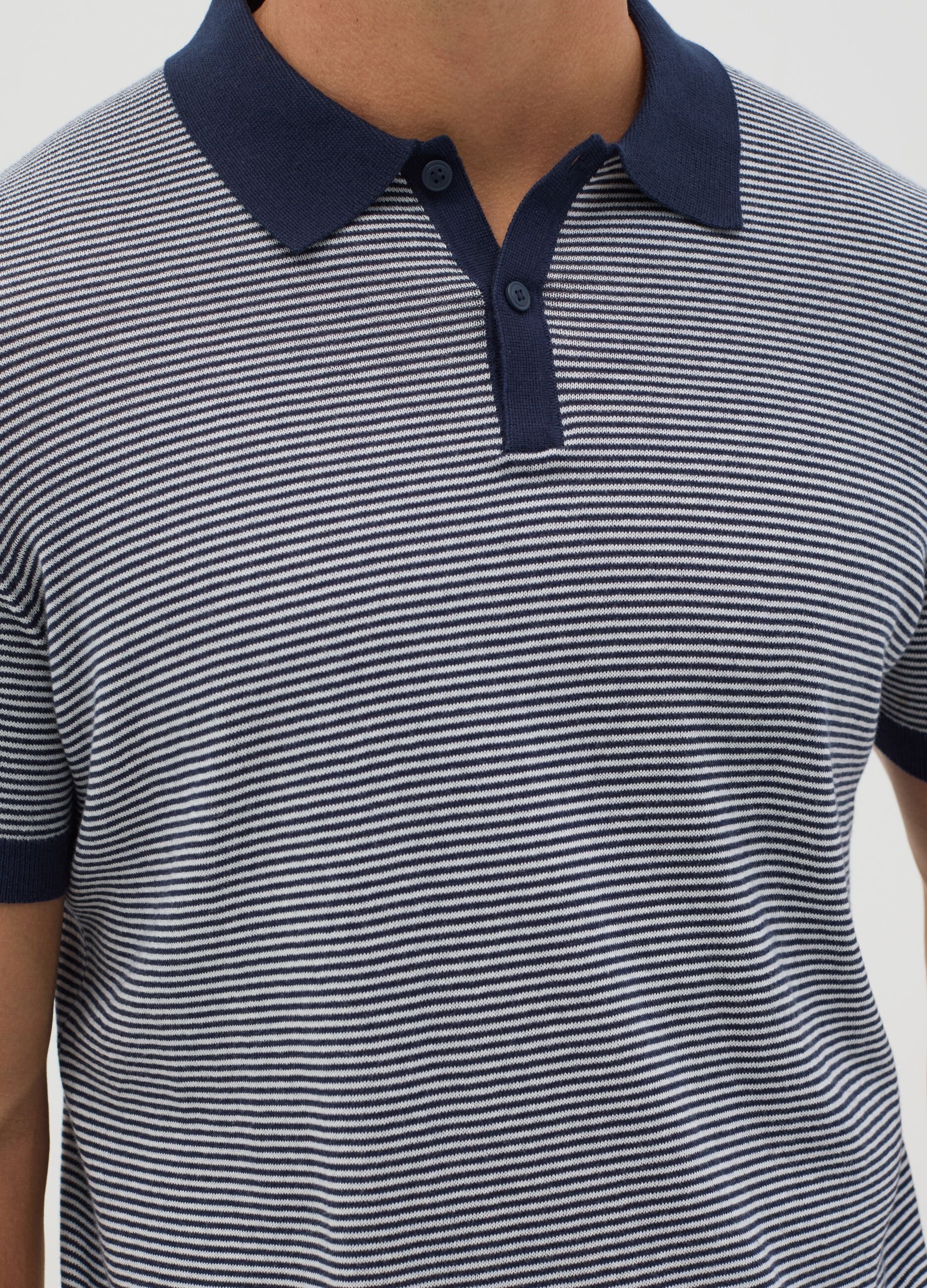 Polo in cotone a righe bianche e blu