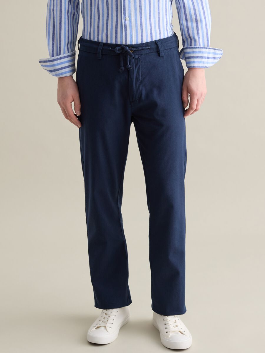 Blue chino trousers in linen and cotton_1