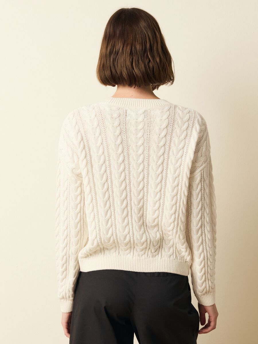 Cable-knit pullover with round neck_3