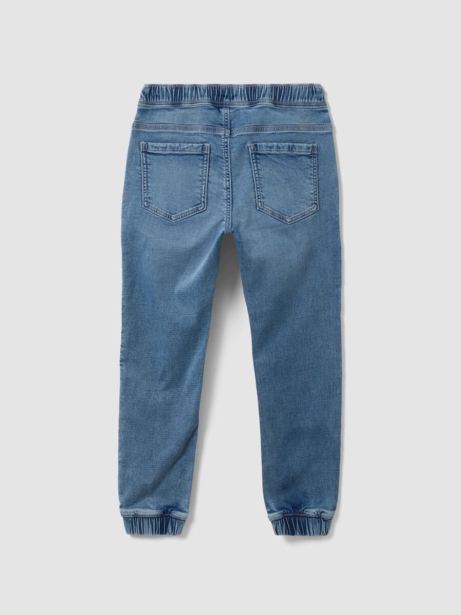 Jeans jogger azzurro in cotone elasticizzato con coulisse per ragazzo_2