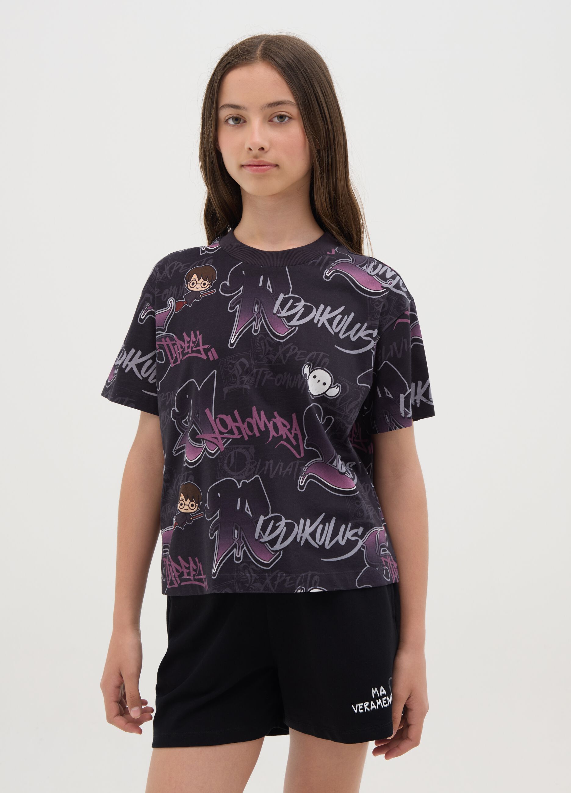 Girls’ oversized black T-shirt in 100% cotton with bold pattern