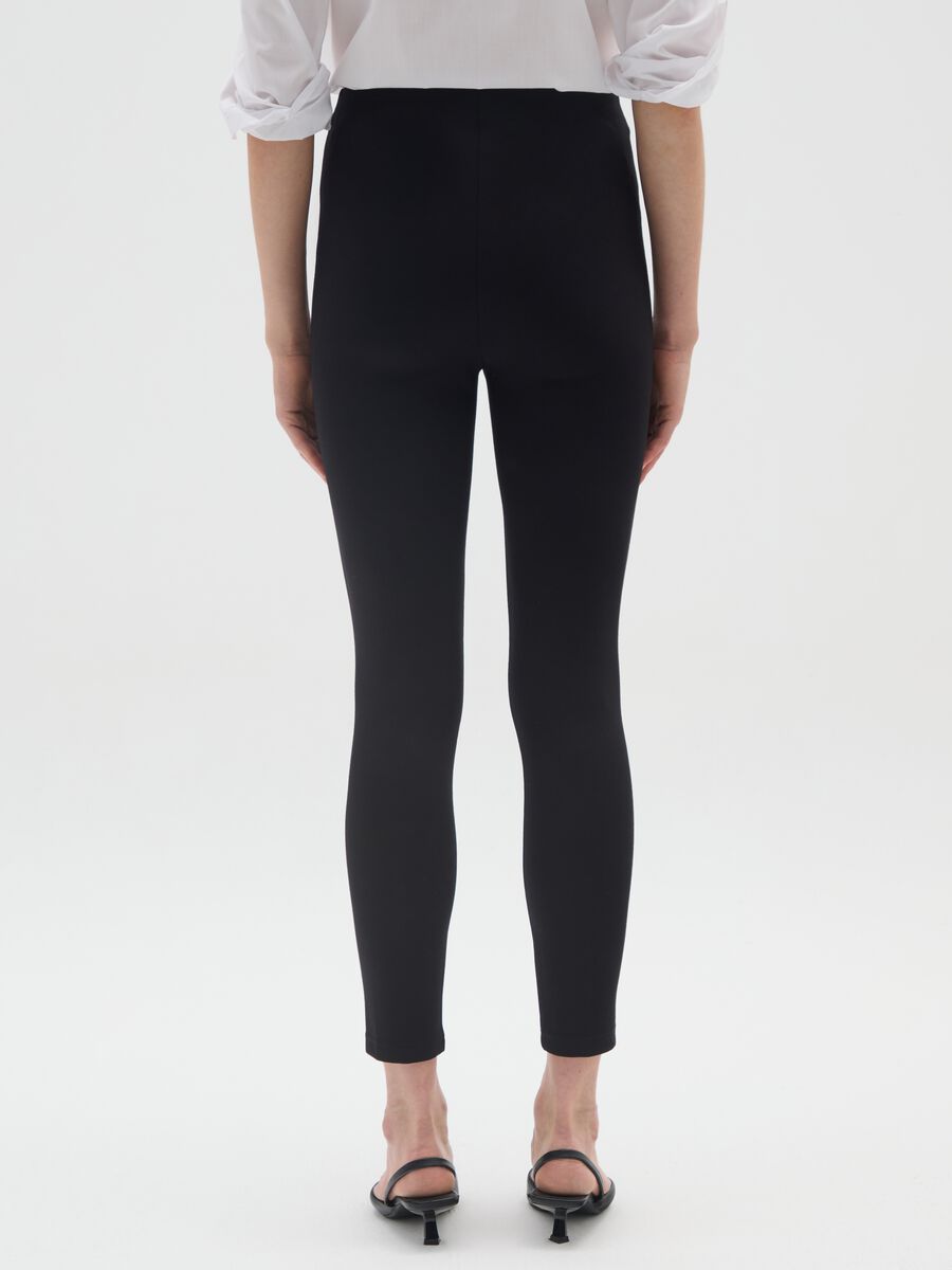 Leggings neri elasticizzati con bottoni decorativi_2