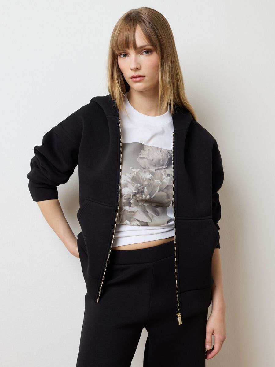 Felpa nera con cappuccio e zip _1