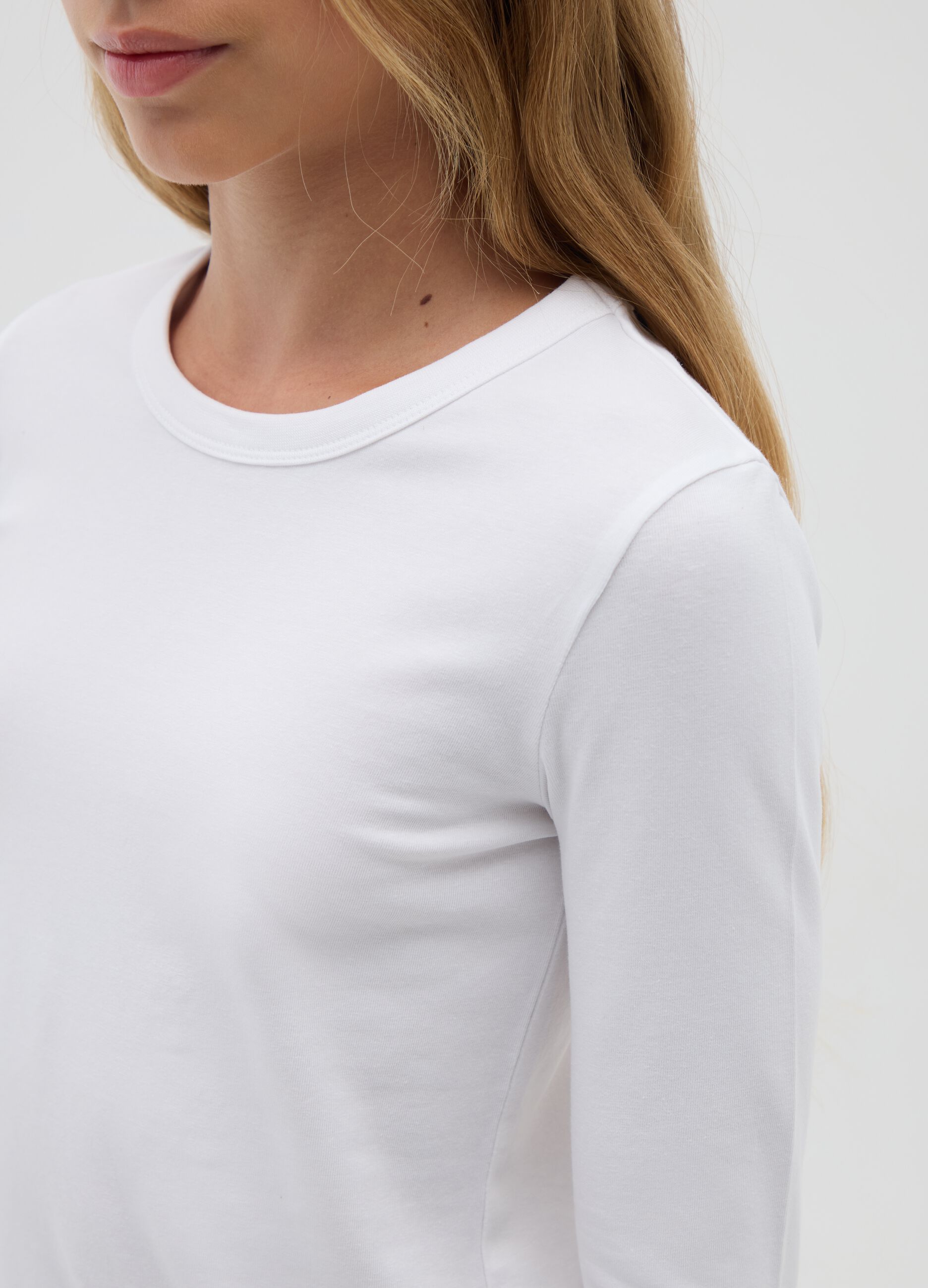 T-shirt da ragazza a maniche lunghe bianca in tessuto elasticizzato