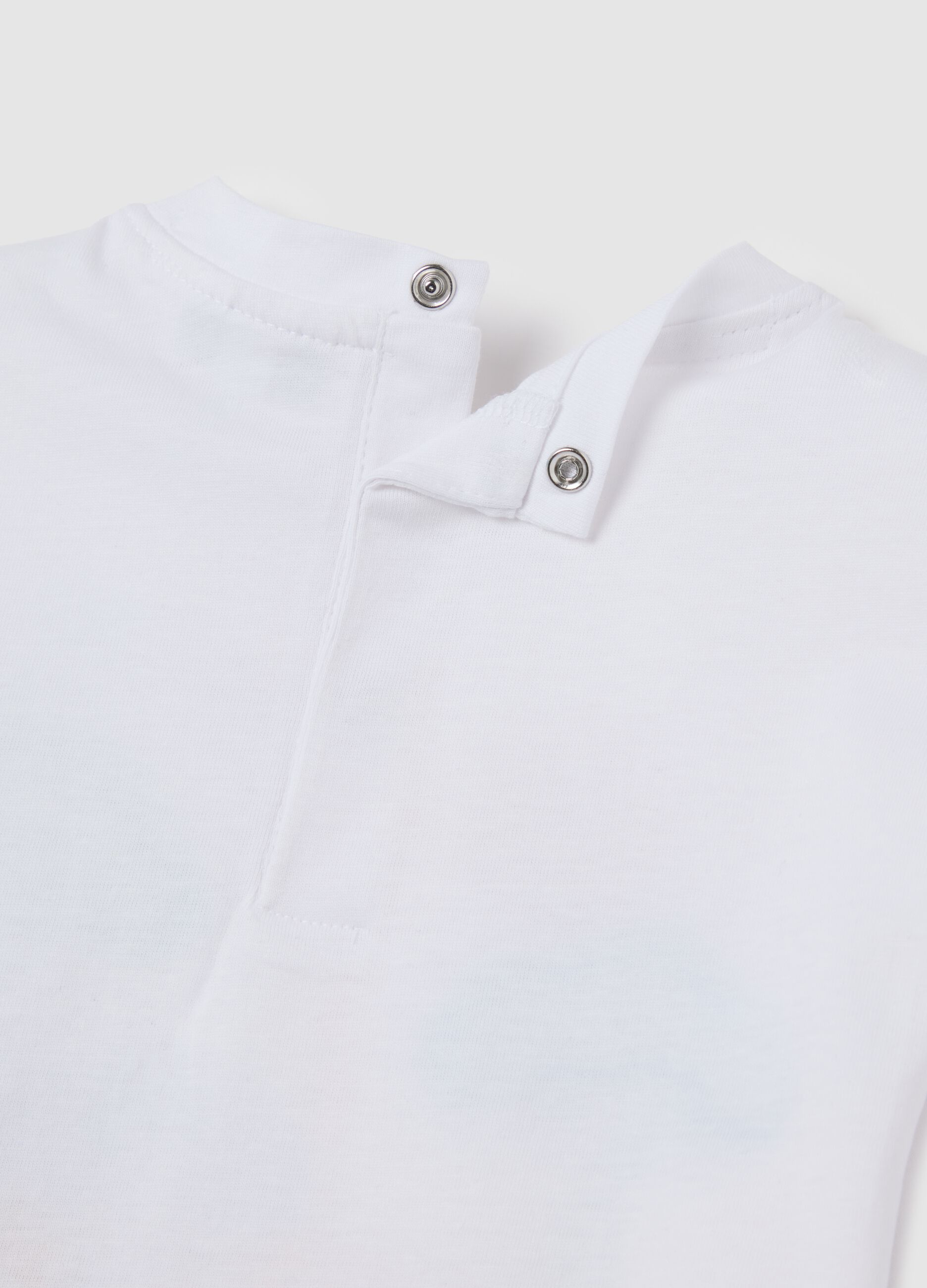 White short-sleeve t-shirt with giraffe print