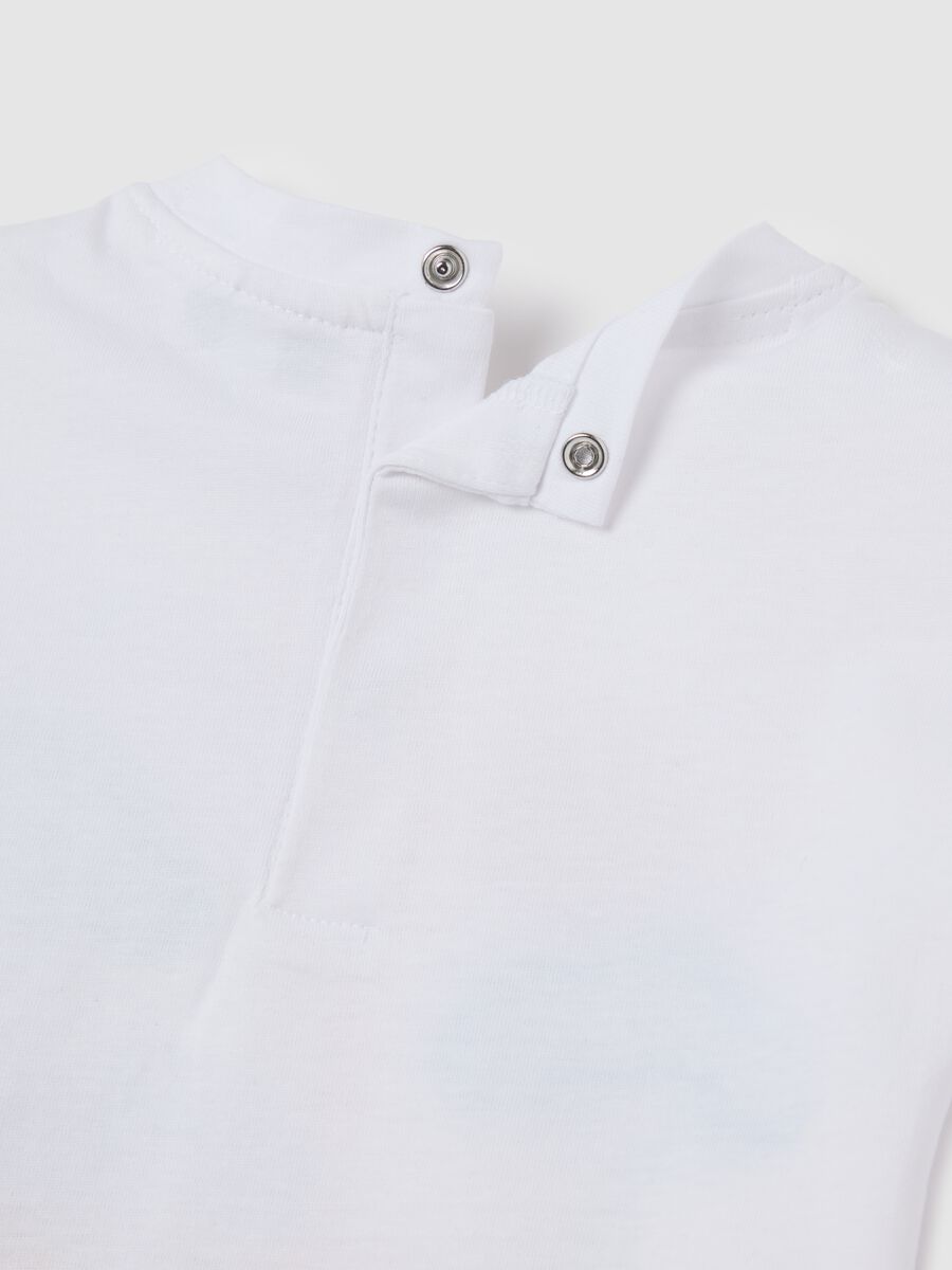 White short-sleeve t-shirt with giraffe print_3