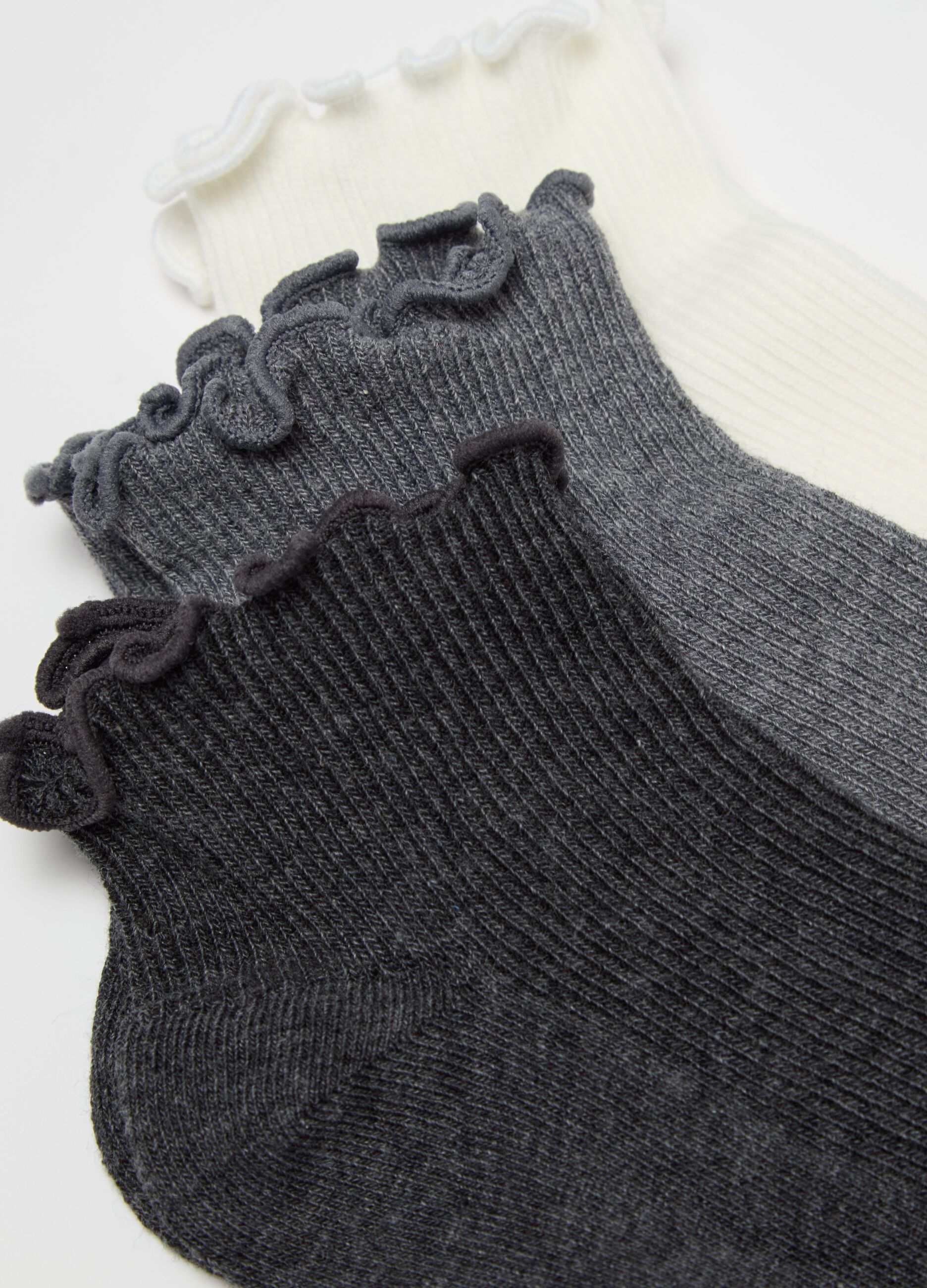 Three-pair pack sneaker liners with wavy edging