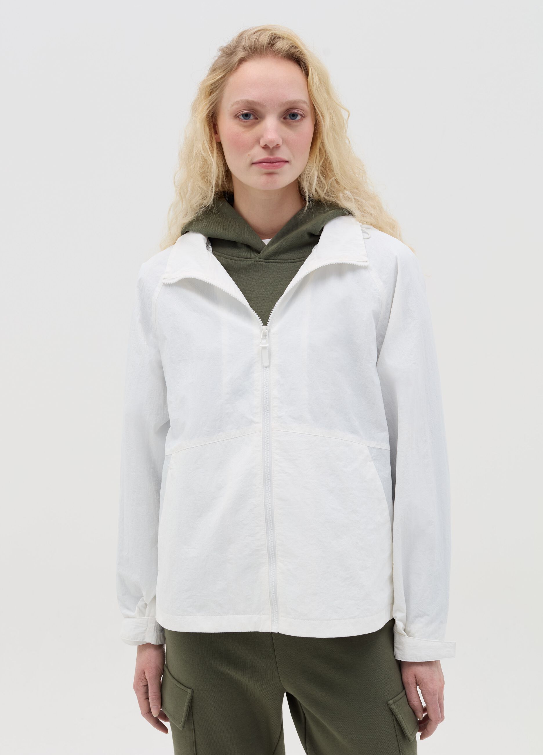 Essential short jacket with zip and hood