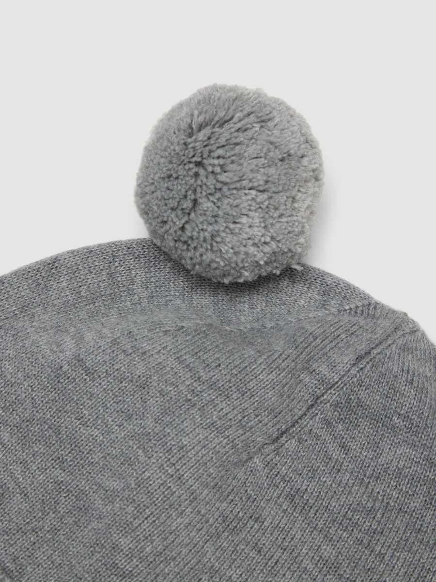 Cappello grigio in puro cotone organico con pompon per neonati_3