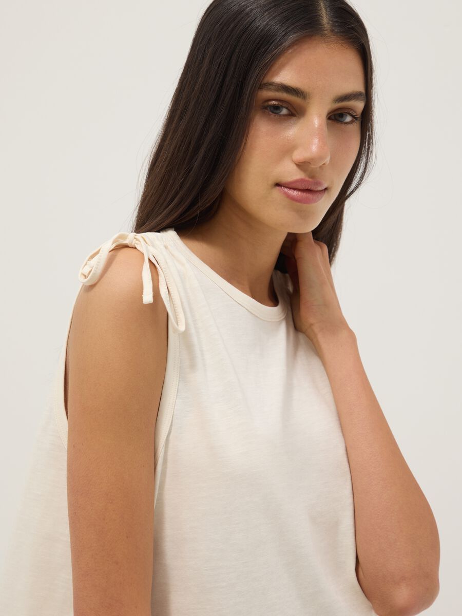 Top beige in puro cotone con laccetti sulle spalle_1