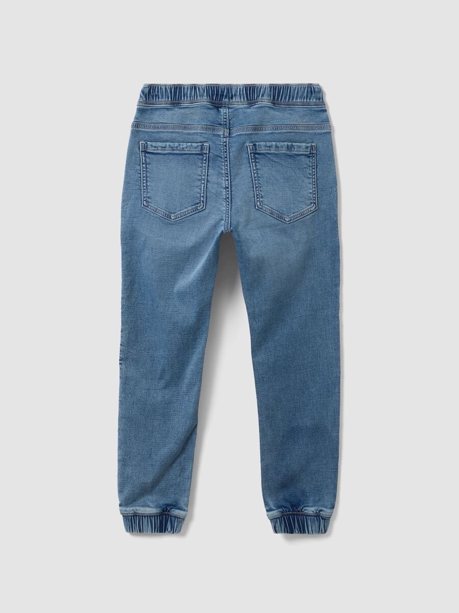 Jeans jogger azzurro in cotone elasticizzato con coulisse per ragazzo_5